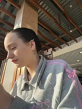 MiaTee online show from 25, 2, 2026