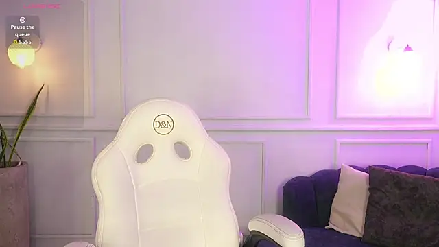 Lia Velez  online show from 31, 3, 2026