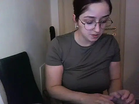 Snapshot of Scarlett-Quinn- chatting on 7, 2, 2026 Scarlett-Quinn- online show from 7, 2, 2026
