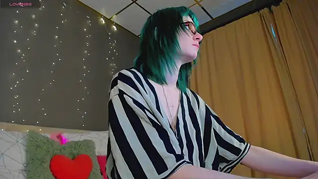 Snapshot of Scarle_Whisper chatting on 17, 4, 2026 Scarle Whisper online show from 17, 4, 2026