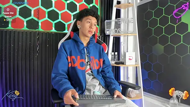 Snapshot of David_Banks_ chatting on 6, 4, 2026 David Banks online show from 6, 4, 2026