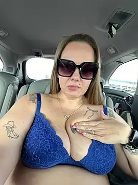 Snapshot of lickablelynn87 chatting on 4, 2, 2026 lickablelynn87 online show from 4, 2, 2026