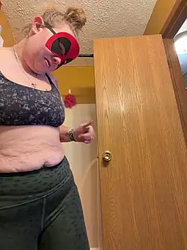 Snapshot of lickablelynn87 chatting on 7, 2, 2026 lickablelynn87 online show from 7, 2, 2026