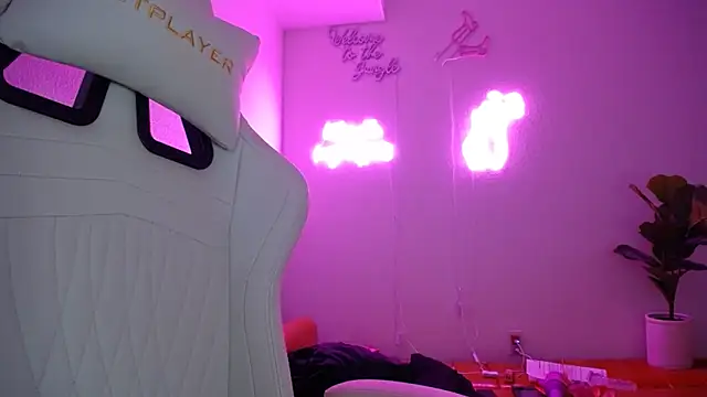 Snapshot of groovynights chatting on 8, 3, 2025 groovynights online show from 8, 3, 2025