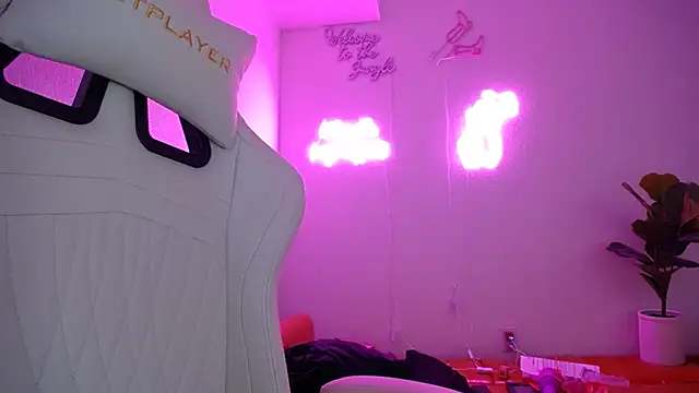 Snapshot of groovynights chatting on 8, 3, 2025 groovynights online show from 8, 3, 2025