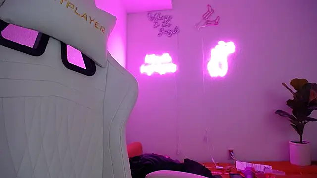 Snapshot of groovynights chatting on 8, 3, 2025 groovynights online show from 8, 3, 2025