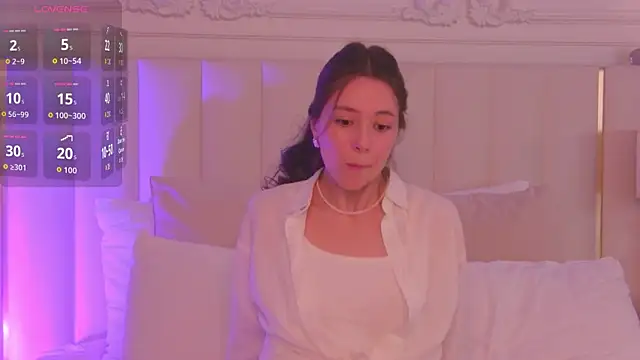 Snapshot of AlisseMoore chatting on 7, 4, 2026 AlisseMoore online show from 7, 4, 2026