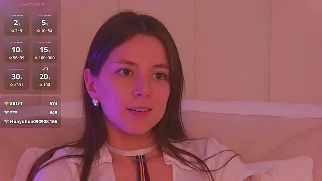 Snapshot of AlisseMoore chatting on 13, 4, 2026 AlisseMoore online show from 13, 4, 2026