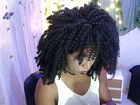 Snapshot of zafiro_blu chatting on 14, 4, 2026 zafiro blu online show from 14, 4, 2026