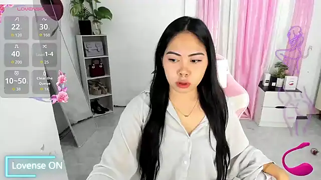 Snapshot of Ursweetyshaine chatting on 7, 5, 2026 Ursweetyshaine online show from 7, 5, 2026