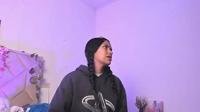 Snapshot of Julieta_Parker chatting on 9, 4, 2026 Julieta Parker online show from 9, 4, 2026