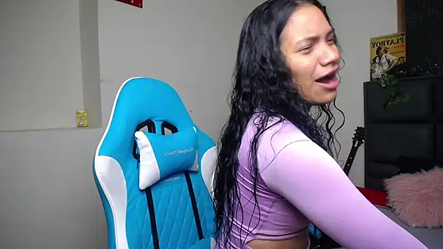 Snapshot of Julieta_Parker chatting on 10, 4, 2026 Julieta Parker online show from 10, 4, 2026