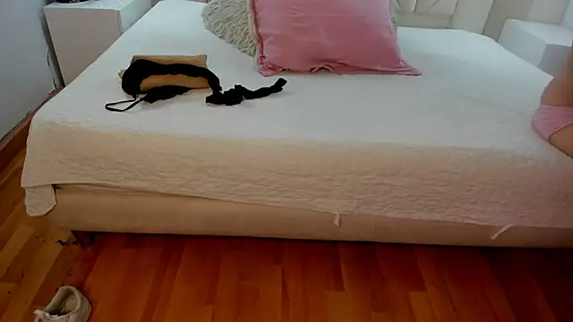 Raven Luxx online show from 10, 4, 2026