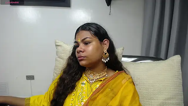 yaazhinii online show from 7, 4, 2026