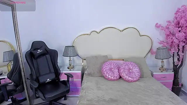 Snapshot of YazminJenner chatting on 11, 7, 2026 YazminJenner online show from 11, 7, 2026