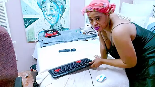 Snapshot of TyraHotxxx chatting on 11, 5, 2026 TyraHotxxx online show from 11, 5, 2026