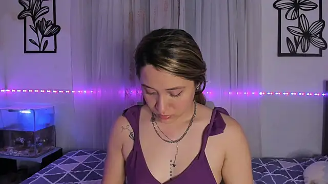 Snapshot of LeiahBlonde_ chatting on 3, 3, 2026 LeiahBlonde online show from 3, 3, 2026