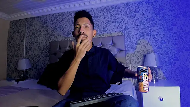 Snapshot of NoaahTylor chatting on 6, 4, 2026 NoaahTylor online show from 6, 4, 2026