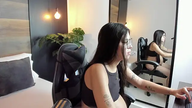 eva swan  online show from 12, 5, 2026