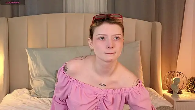 Snapshot of AlyssFrost chatting on 28, 4, 2026 AlyssFrost online show from 28, 4, 2026