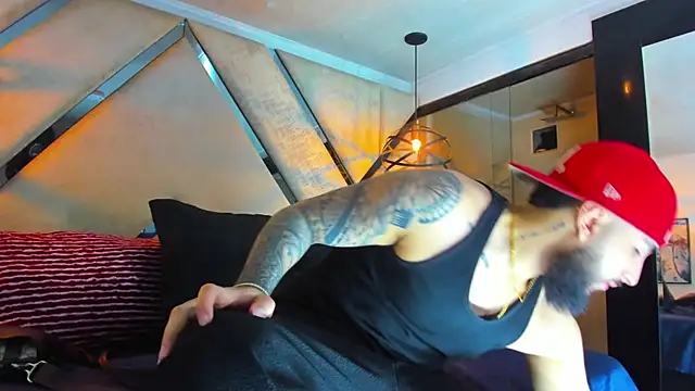 SantiagoHincapiie online show from 25, 2, 2026