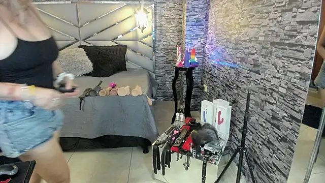 Nicolle Doll  online show from 31, 5, 2026
