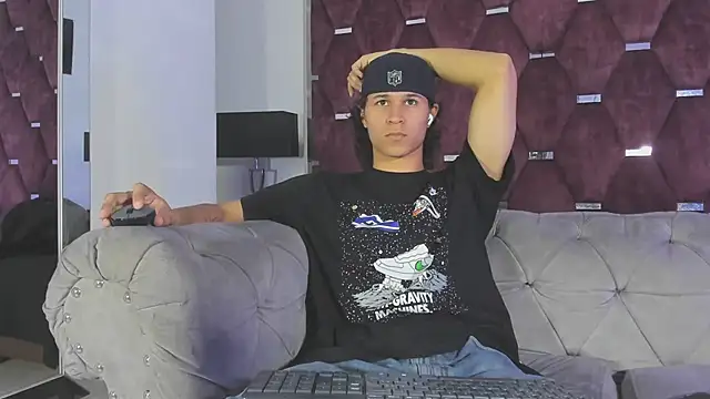 Snapshot of TonyBenedetti chatting on 4, 6, 2026 TonyBenedetti online show from 4, 6, 2026