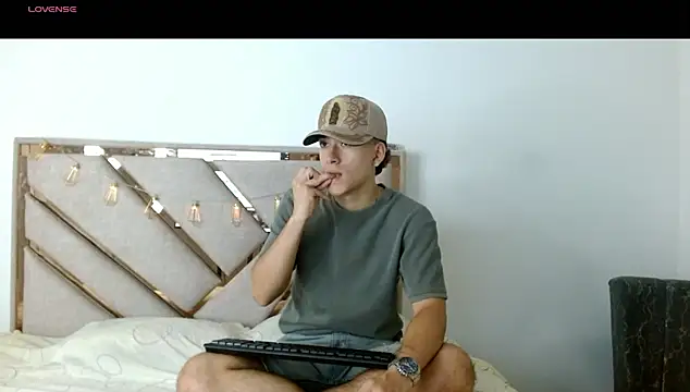 Snapshot of oliver___saint chatting on 7, 3, 2026 oliver saint online show from 7, 3, 2026