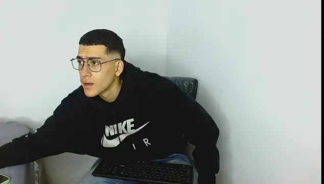 Snapshot of oliver___saint chatting on 12, 3, 2026 oliver saint online show from 12, 3, 2026