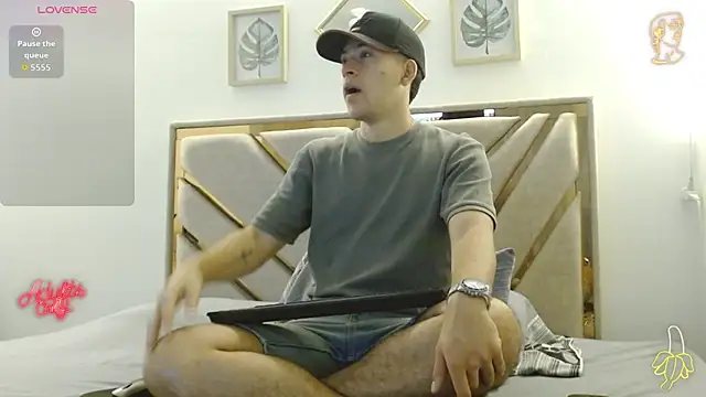 Snapshot of oliver___saint chatting on 2, 4, 2026 oliver saint online show from 2, 4, 2026