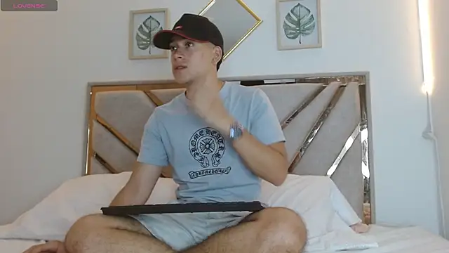 Snapshot of oliver___saint chatting on 4, 4, 2026 oliver saint online show from 4, 4, 2026