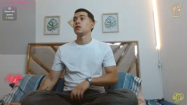 Snapshot of oliver___saint chatting on 14, 4, 2026 oliver saint online show from 14, 4, 2026