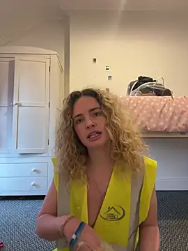 Snapshot of curlyirishgirl chatting on 25, 2, 2026 curlyirishgirl online show from 25, 2, 2026