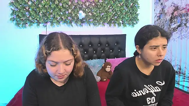 Snapshot of valeria_and_zoe chatting on 28, 4, 2026 valeria and zoe online show from 28, 4, 2026