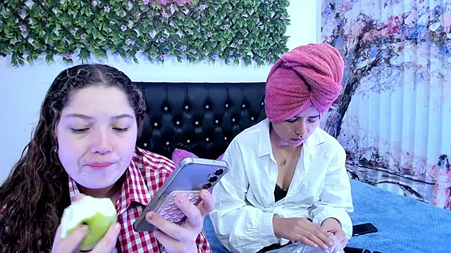 Snapshot of valeria_and_zoe chatting on 25, 5, 2026 valeria and zoe online show from 25, 5, 2026