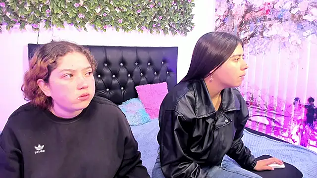 Snapshot of valeria_and_zoe chatting on 2, 6, 2026 valeria and zoe online show from 2, 6, 2026