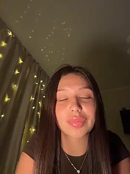 Snapshot of Fragile_Tease chatting on 28, 3, 2026 Fragile Tease online show from 28, 3, 2026