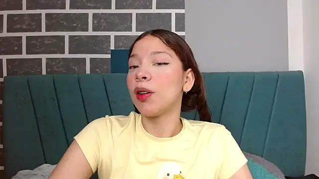Snapshot of Sweet_kitty_05 chatting on 17, 4, 2026 Sweet kitty 05 online show from 17, 4, 2026