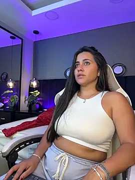 Snapshot of alejandra__garcia chatting on 6, 5, 2026 alejandra garcia online show from 6, 5, 2026