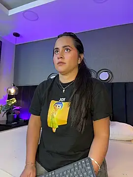 Snapshot of alejandra__garcia chatting on 7, 5, 2026 alejandra garcia online show from 7, 5, 2026