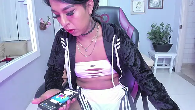 Nahomy Collins  online show from 25, 5, 2026