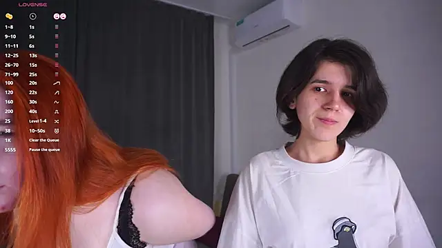 Snapshot of LenoreOlevera chatting on 4, 4, 2026 LenoreOlevera online show from 4, 4, 2026