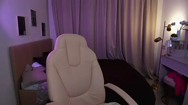 Roxanne Barcelo online show from 6, 4, 2026