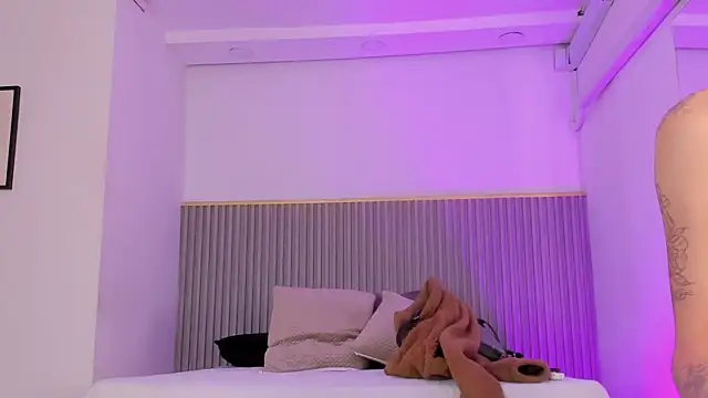 ashvalentine  online show from 17, 4, 2026