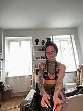 Snapshot of SkinnyLilly chatting on 4, 6, 2026 SkinnyLilly online show from 4, 6, 2026