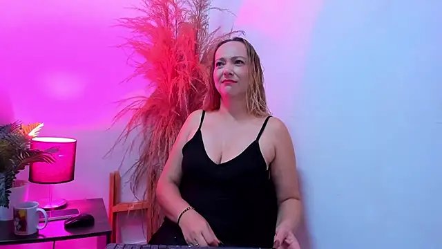 Snapshot of KahiaSmith chatting on 9, 7, 2026 KahiaSmith online show from 9, 7, 2026