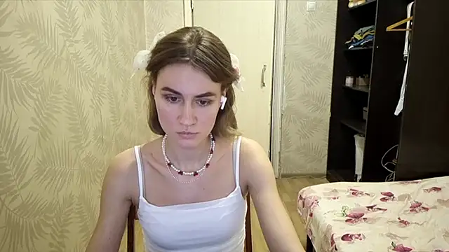 ElenoreHolguin online show from 4, 4, 2026