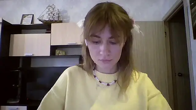 ElenoreHolguin online show from 10, 4, 2026