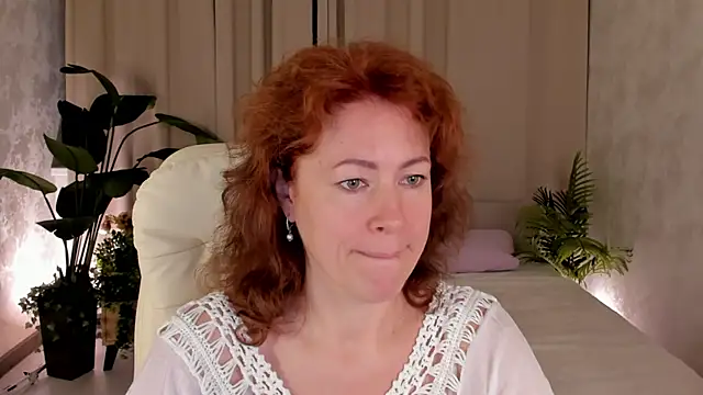 Snapshot of LeticiaRomano chatting on 4, 6, 2026 LeticiaRomano online show from 4, 6, 2026