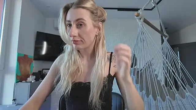 Snapshot of HEY_KITSUNKA chatting on 4, 4, 2026 HEY KITSUNKA online show from 4, 4, 2026